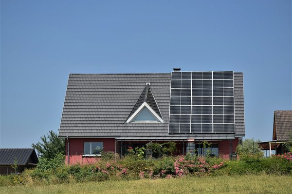 Quels sont les avantages des panneaux solaires pour une maison autonome en énergie ?