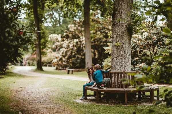 Comment intégrer un espace de jeu pour enfants dans un jardin en pente?